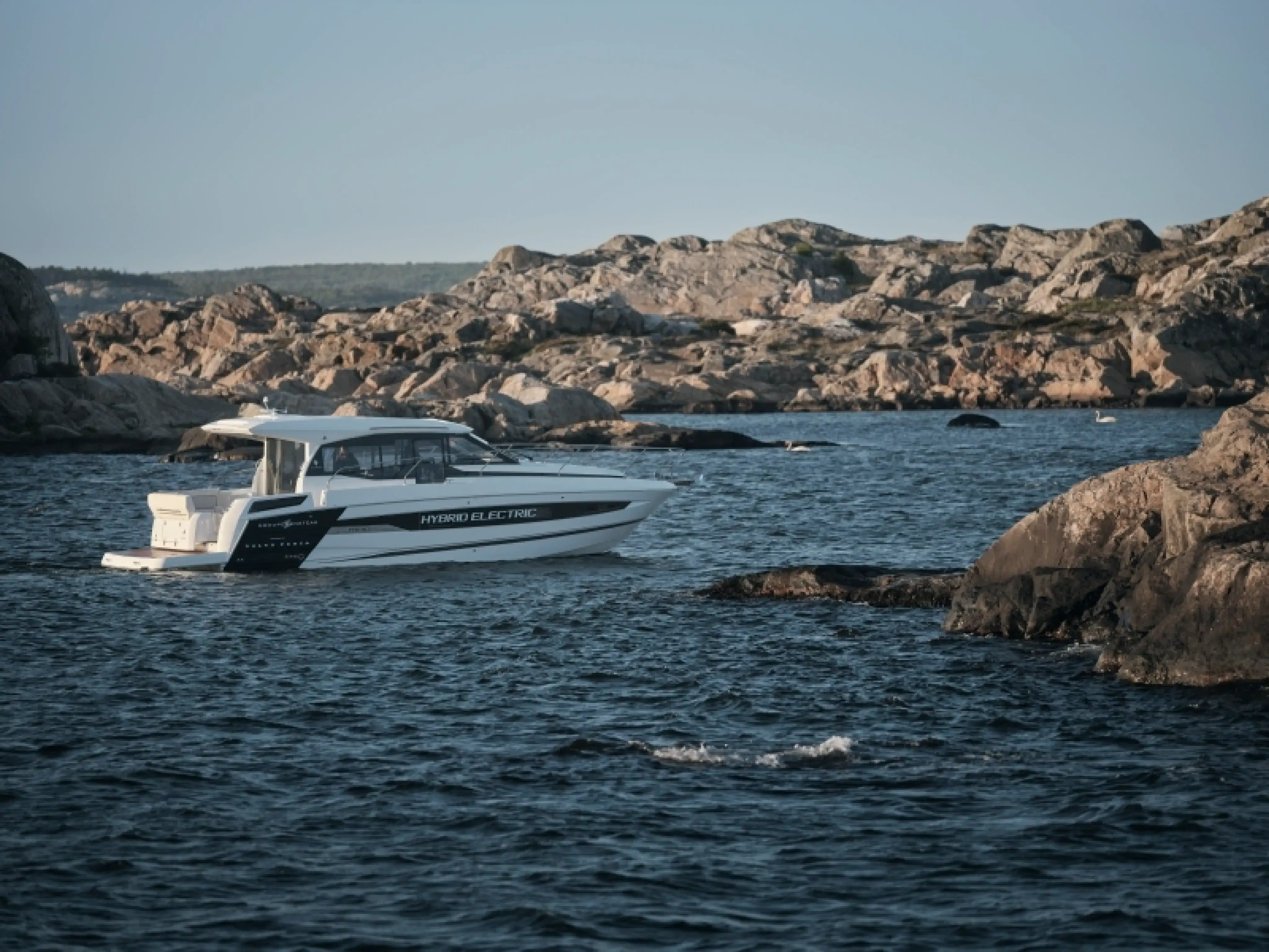 Fritidsbåt förtöjd i Donsö hamn