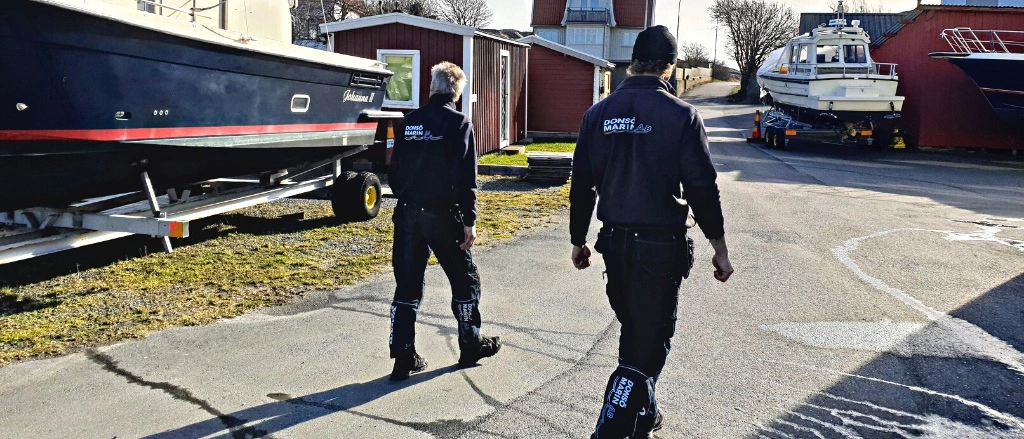 Dick och Morgan från Donsö Marin gåendes vid hamnen